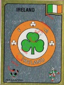 420 The Football Association of Ireland (Cumann Peile Na H-Eireann) emblem – FIFA World Cup Italia 1990 Panini
