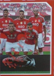 80 Equipe uniforme casa – Panini SL Benfica 2014-2015